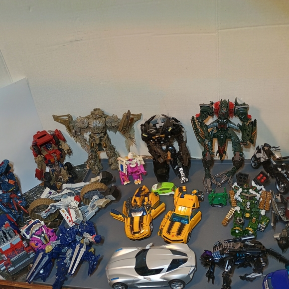 Large Lot of Hasbro-Takara TOMY Transformers Action Figures w/ accessories